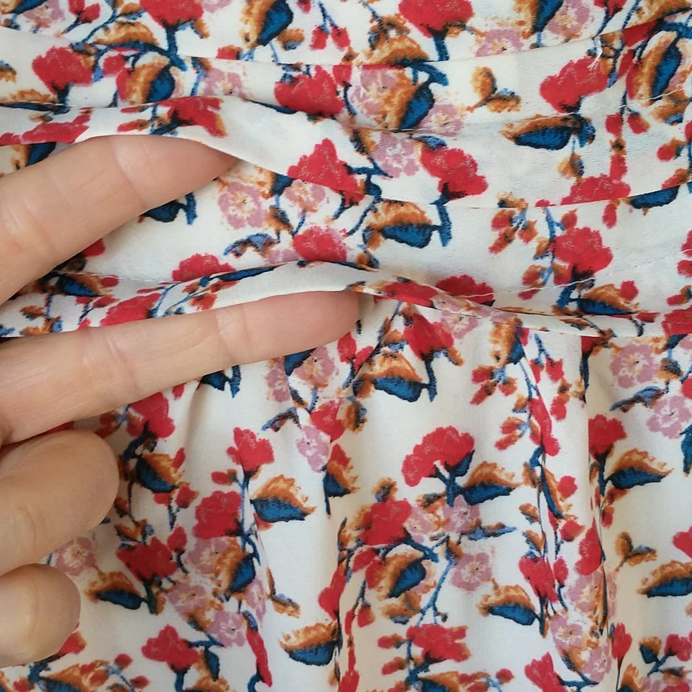 Max Studio short flutter sleeve v-neck blouse red cream blue floral  size M - Picture 6 of 7